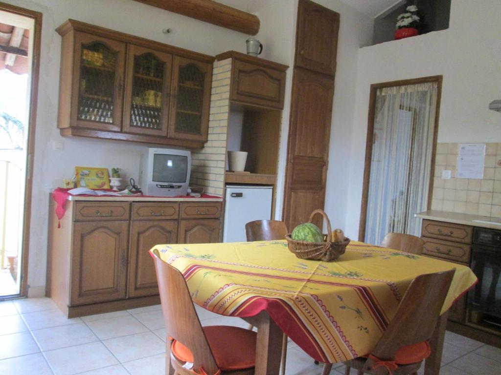 Gites Des Cedres Crestet Exterior foto
